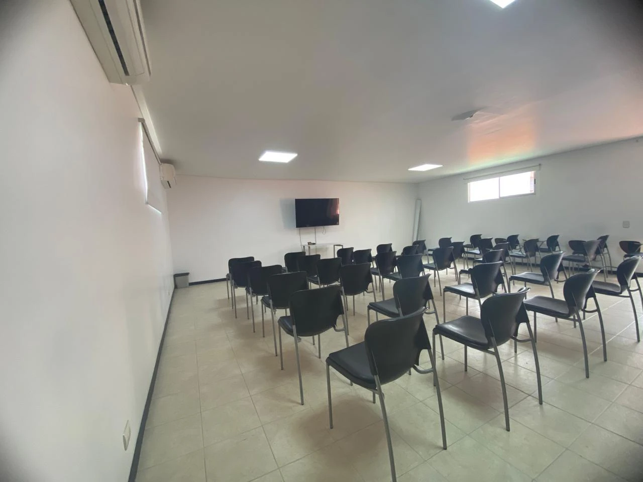 Arriendo Oficina en el Poblado  ciudad del Rio