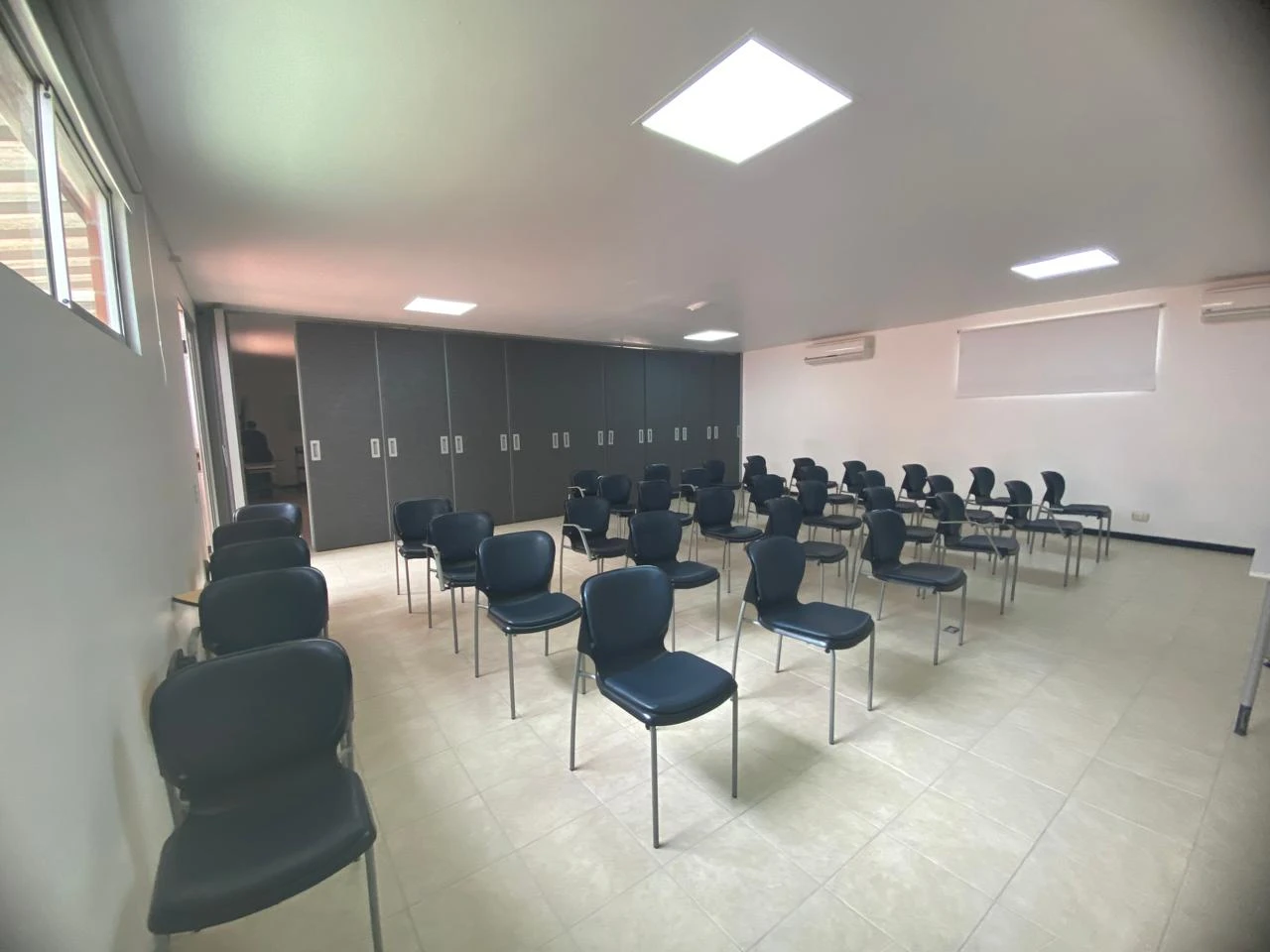 Arriendo Oficina en el Poblado  ciudad del Rio