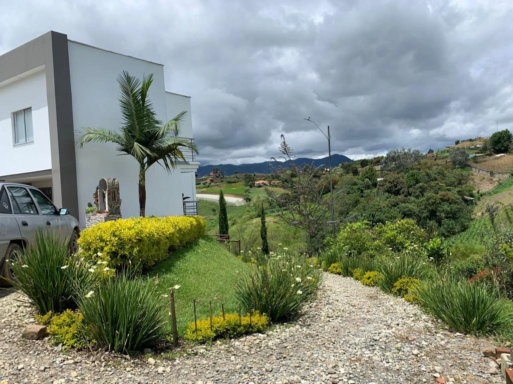 CASA LOTE EN ARRIENDO EN MARINILLA, LAS MERCEDES