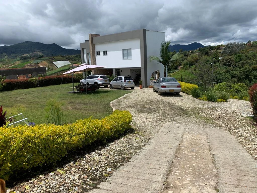 CASA LOTE EN ARRIENDO EN MARINILLA, LAS MERCEDES