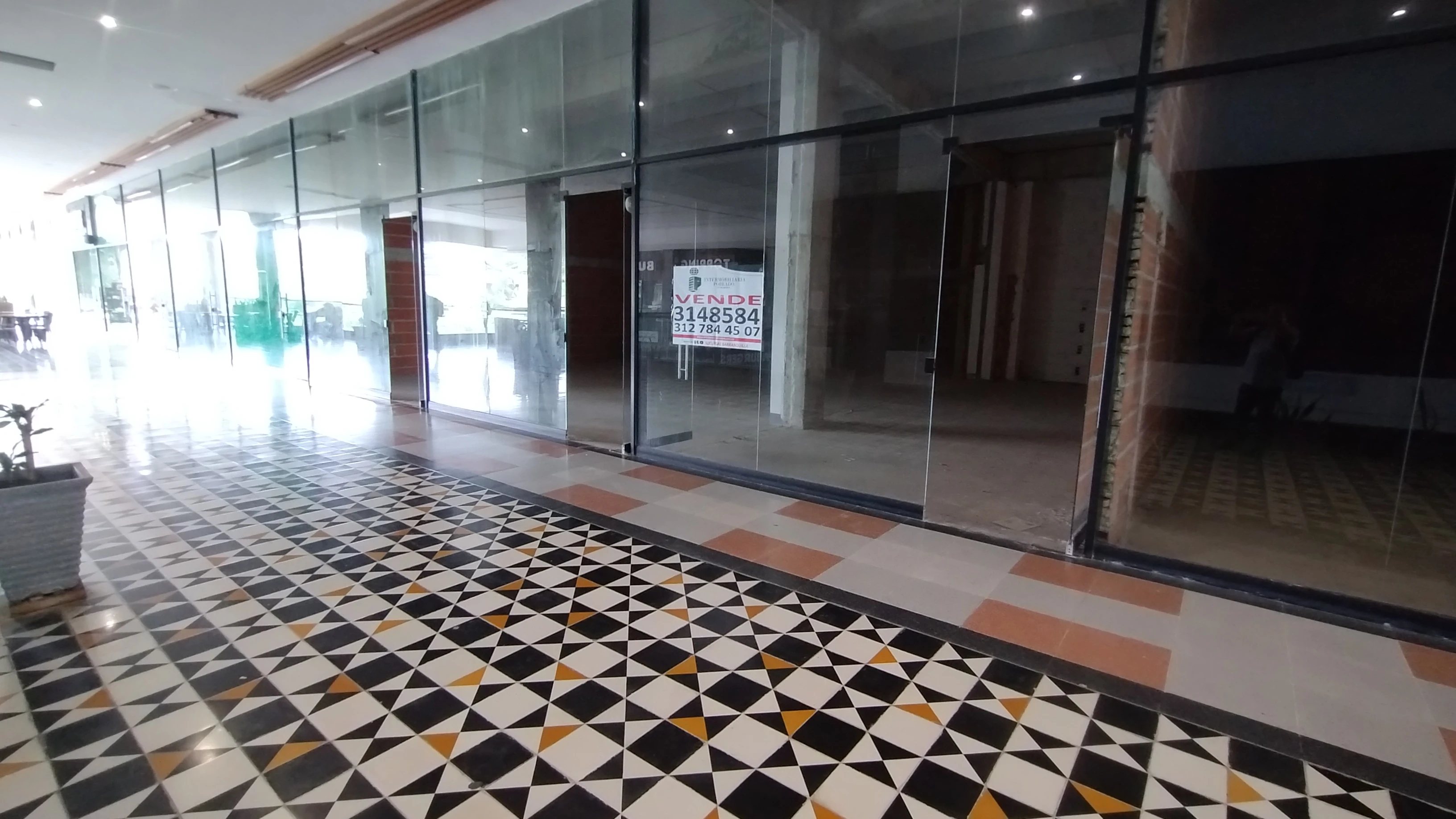 LOCAL EN VENTA EN PLAZA CAMPESTRE.