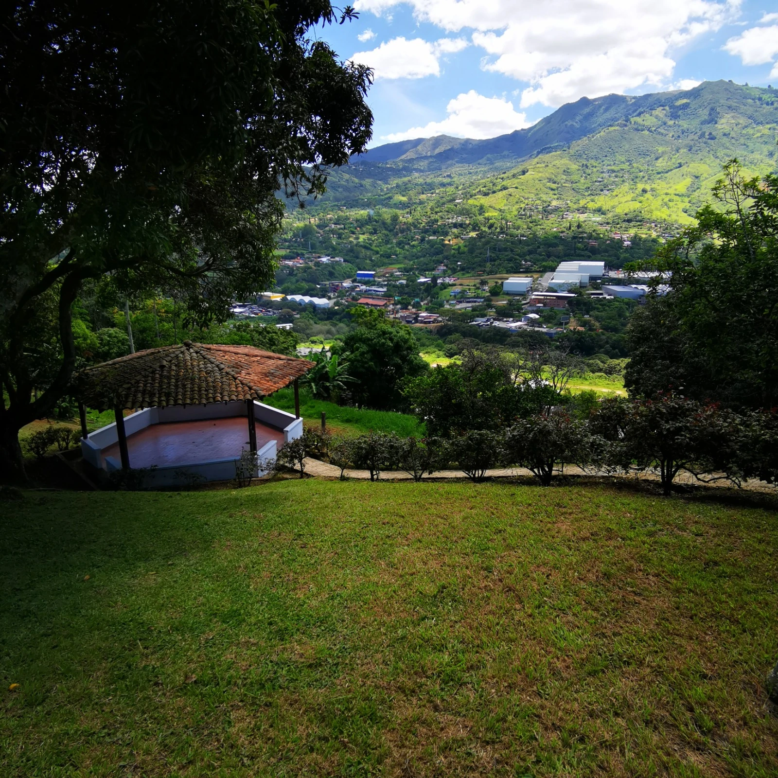 Casa campestre en Arriendo alvarado Copacabana