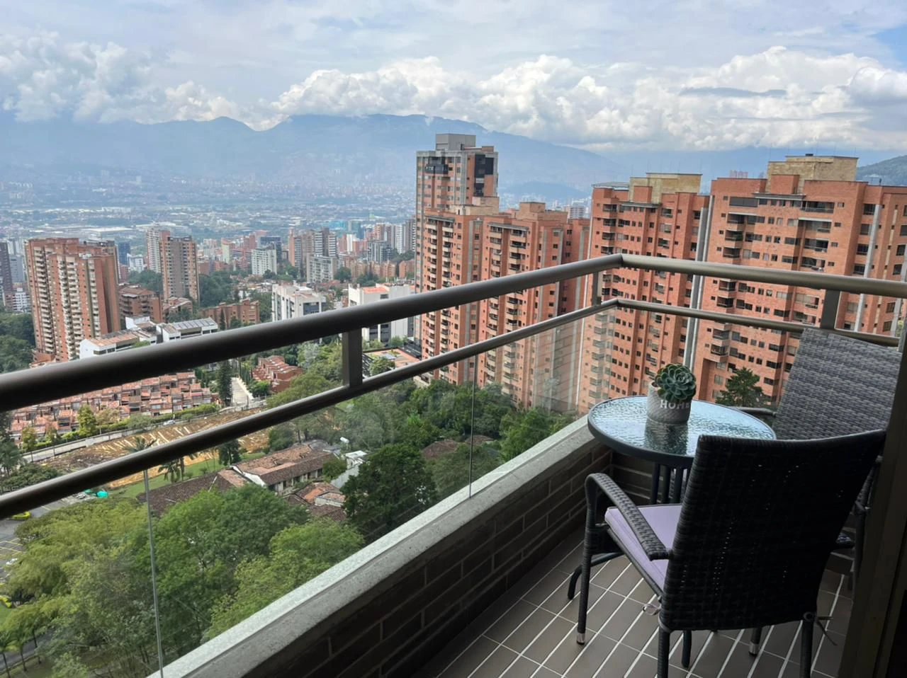 Arriendo Apartamento en el Poblado  Loma de los Gonzales