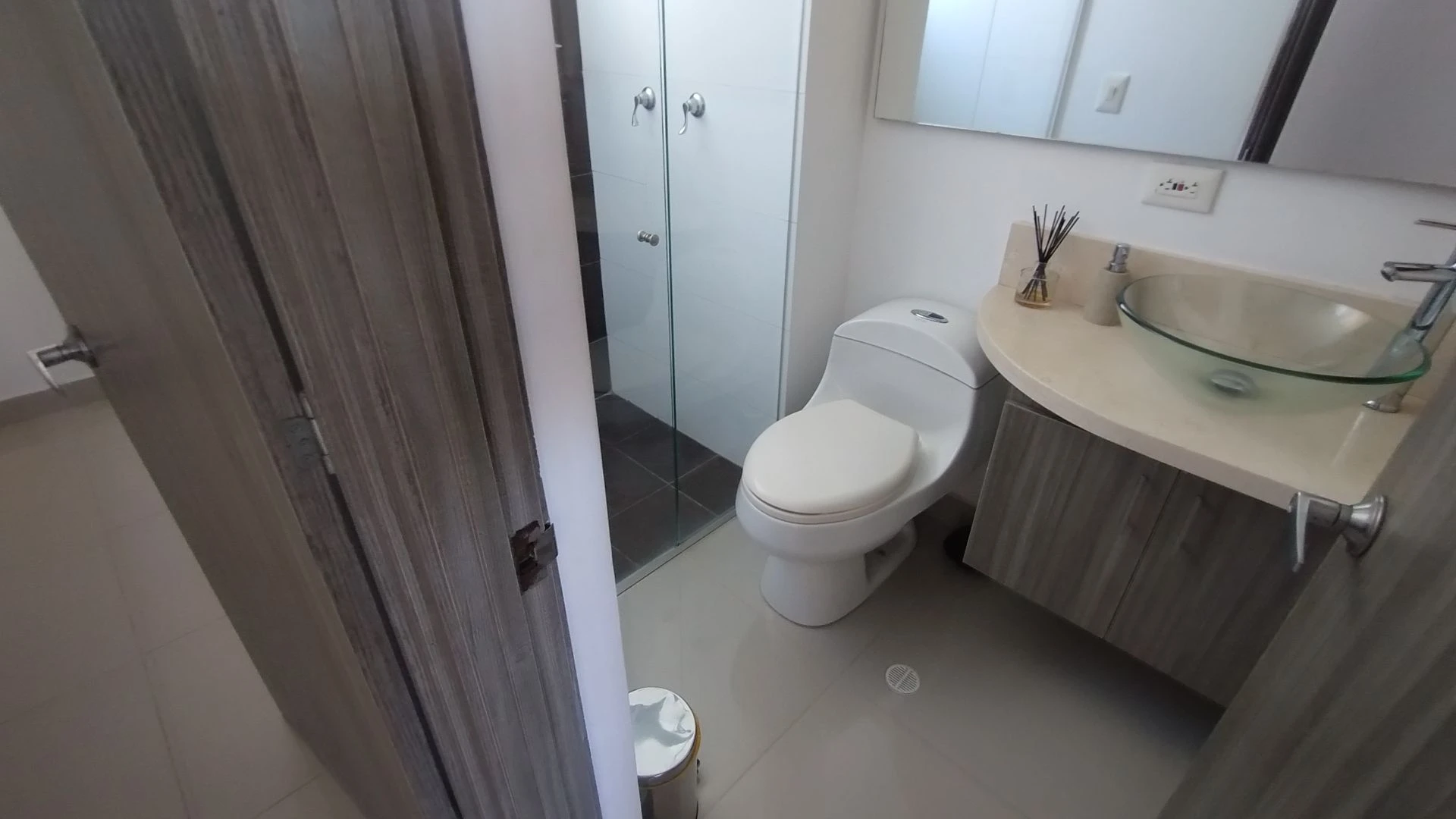 APARTAMENTO AMOBLADO EN ARRIENDO EN LA CASTELLANA.